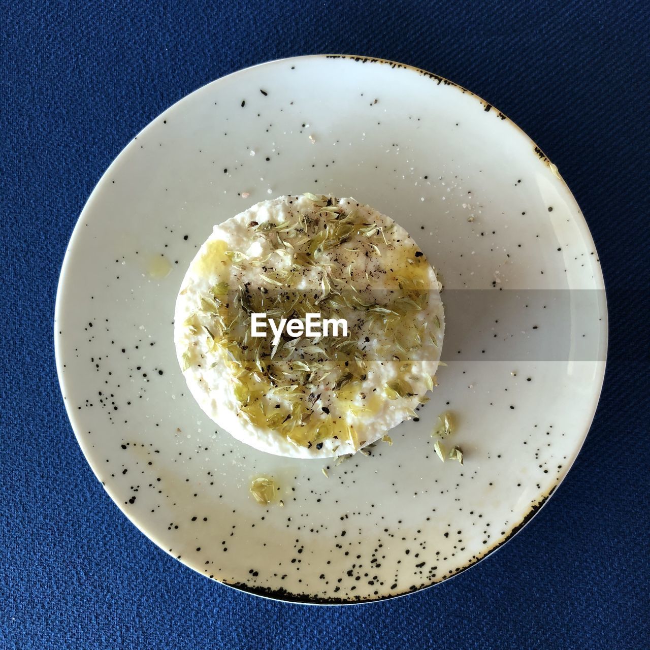 HIGH ANGLE VIEW OF BREAKFAST IN BOWL