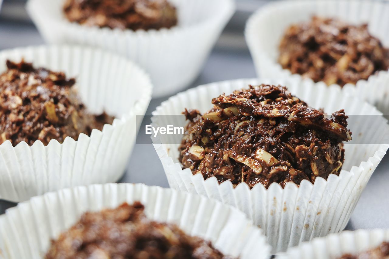 CLOSE-UP OF CHOCOLATE CAKE