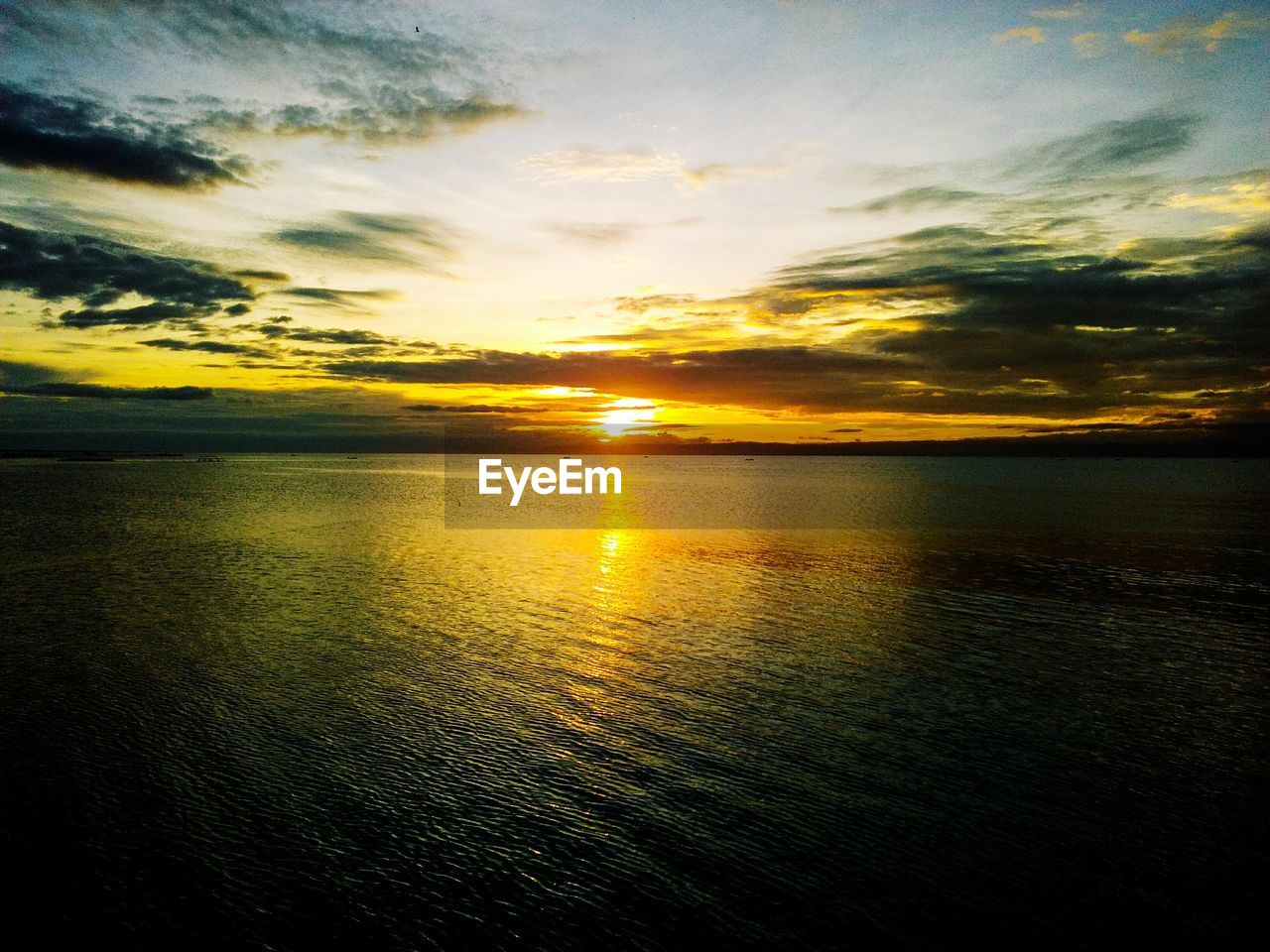 SCENIC VIEW OF SUNSET OVER SEA