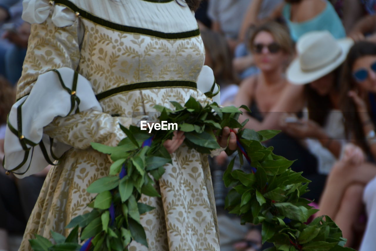 CLOSE-UP OF COUPLE HOLDING BOUQUET OF FLOWER