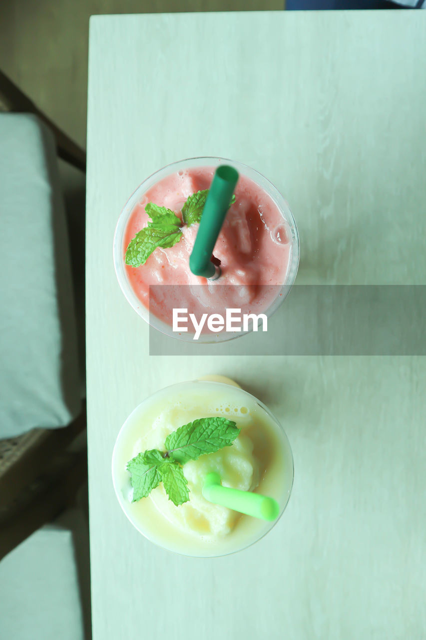 HIGH ANGLE VIEW OF ICE CREAM IN GLASS