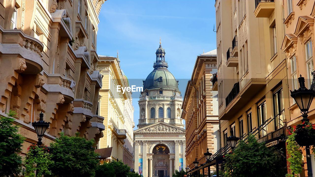 LOW ANGLE VIEW OF BUILDINGS AGAINST SKY IN CITY