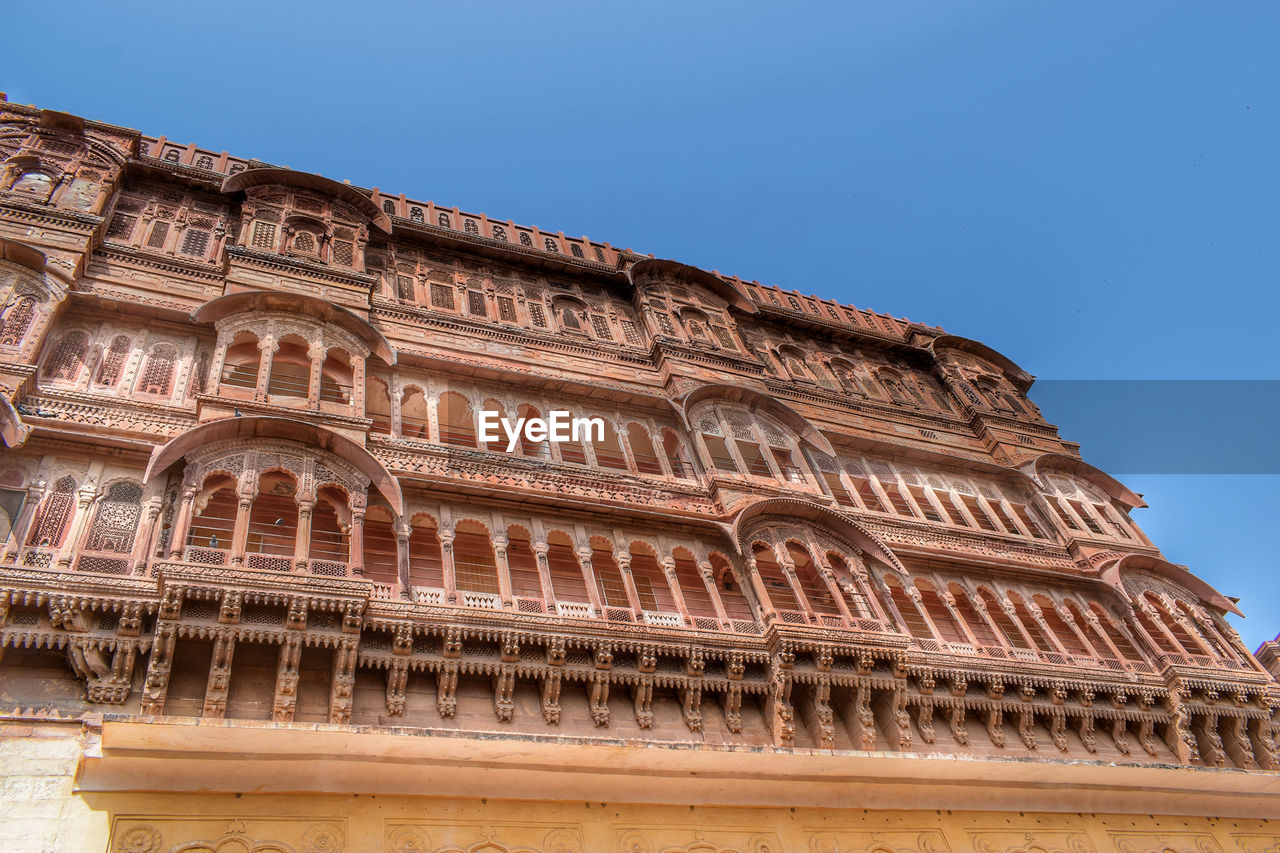 LOW ANGLE VIEW OF BUILDING AGAINST BLUE SKY