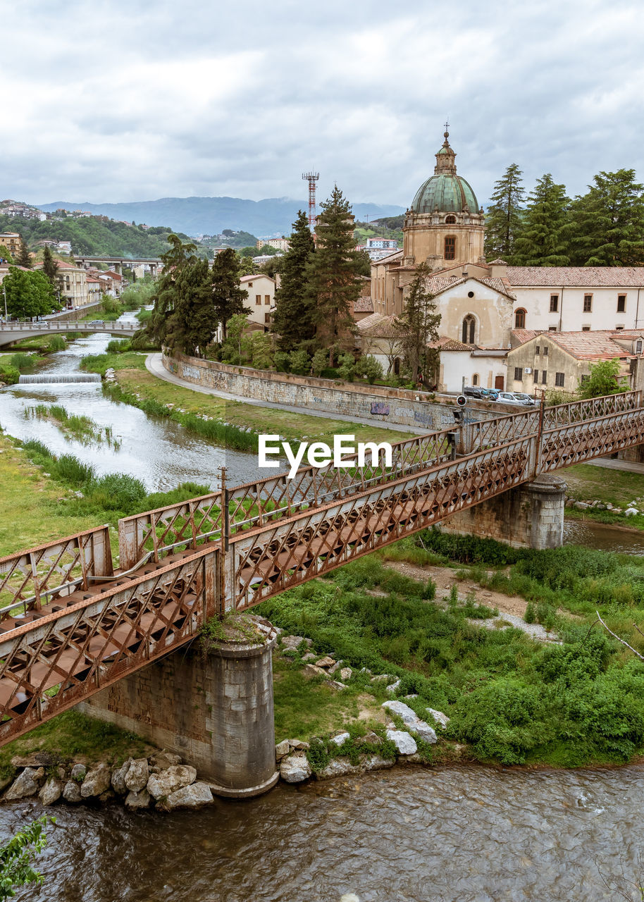 BRIDGE OVER RIVER AGAINST BUILDINGS