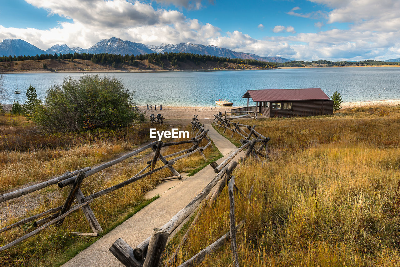 PANORAMIC VIEW OF LAKE AGAINST SKY