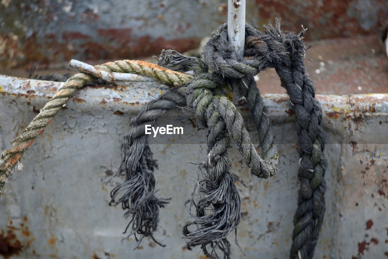 CLOSE-UP OF ROPE TIED ON WALL