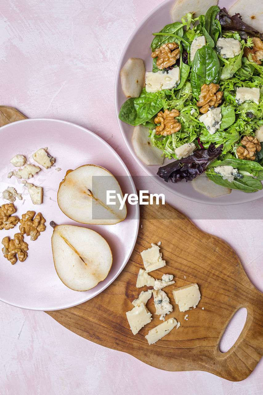 HIGH ANGLE VIEW OF BREAKFAST SERVED IN BOWL ON TABLE