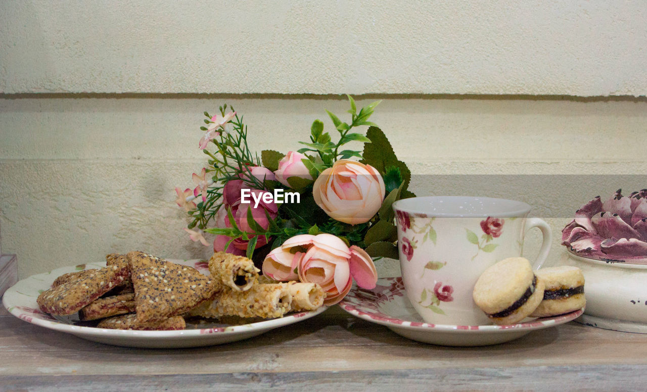 CLOSE-UP OF FLOWERS IN PLATE