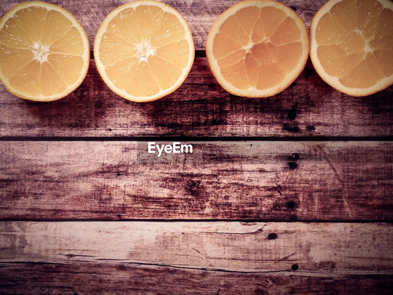 CLOSE-UP OF ORANGE FRUIT ON TABLE