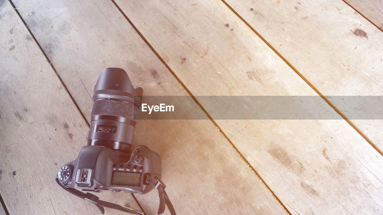 CLOSE-UP OF HARDWOOD FLOOR AGAINST WALL