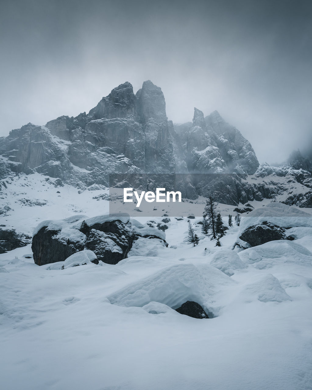 SNOWCAPPED MOUNTAINS AGAINST SKY