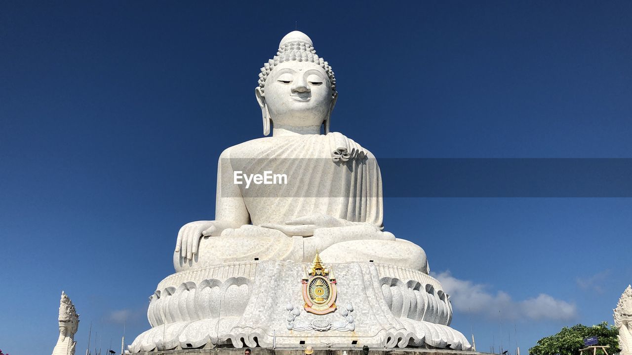 LOW ANGLE VIEW OF STATUE AGAINST TEMPLE AGAINST SKY