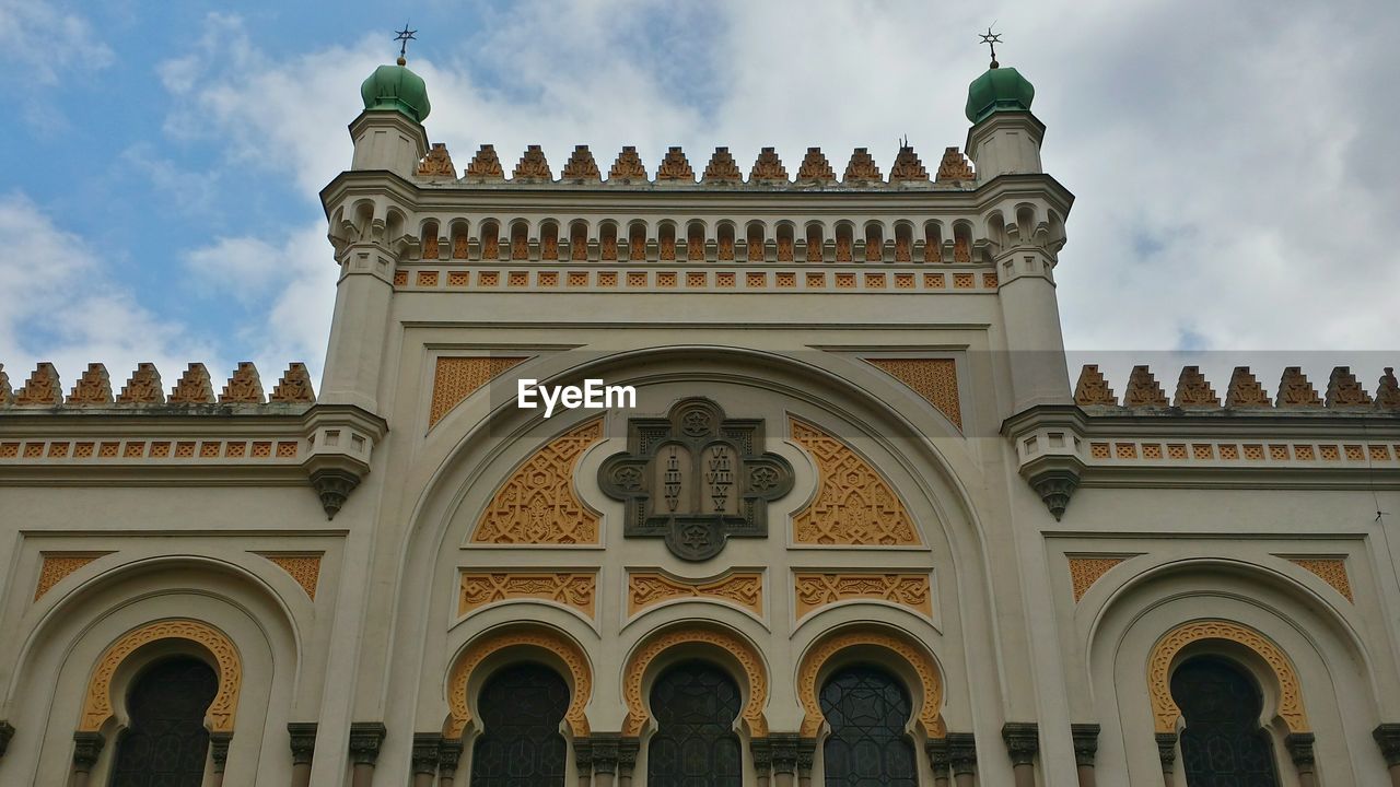 LOW ANGLE VIEW OF HISTORICAL BUILDING AGAINST SKY