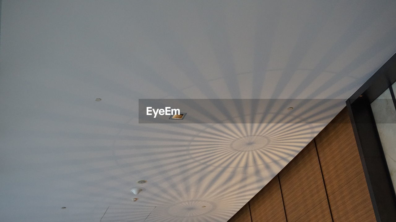 LOW ANGLE VIEW OF HOT AIR BALLOON FLYING ON BEACH