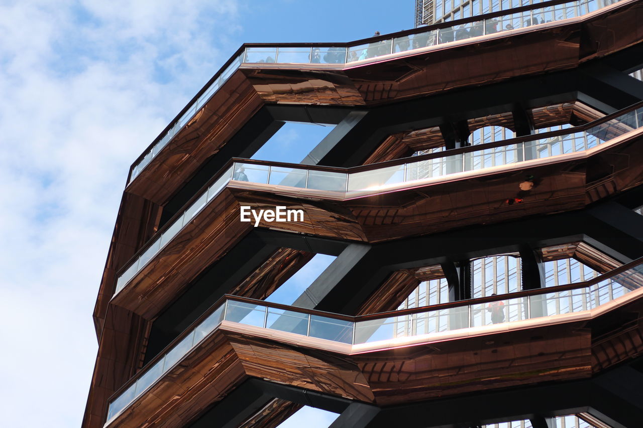 LOW ANGLE VIEW OF BUILDINGS AGAINST SKY