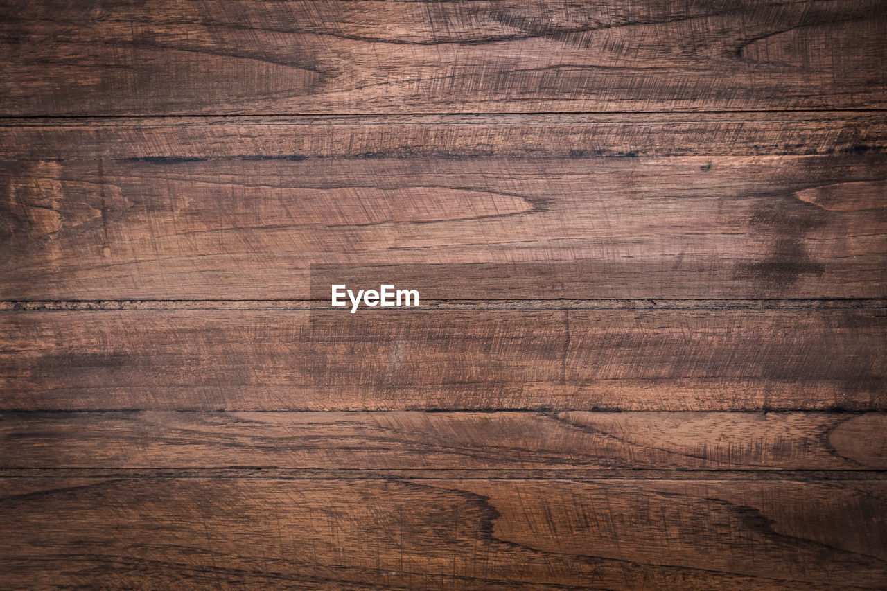 FULL FRAME SHOT OF WOODEN PLANKS