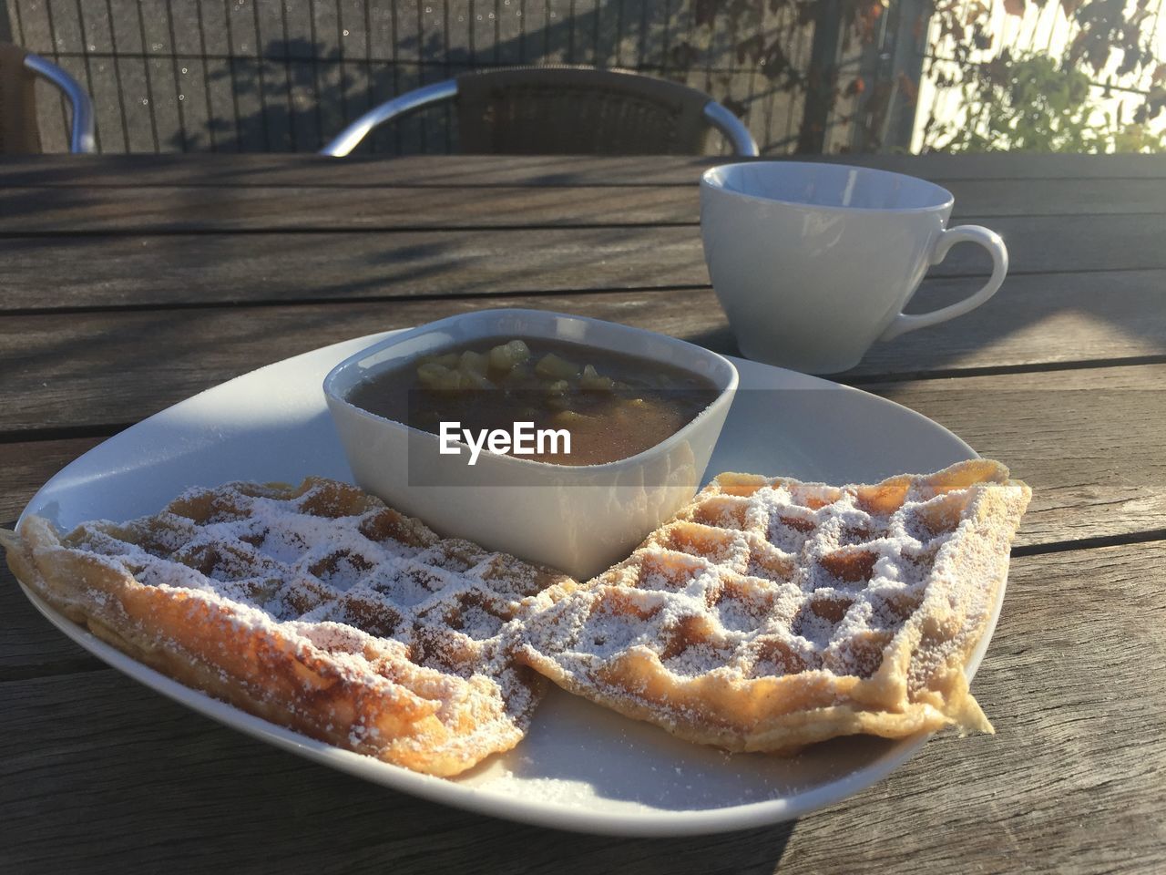 CLOSE-UP OF COFFEE CUP AND CAKE