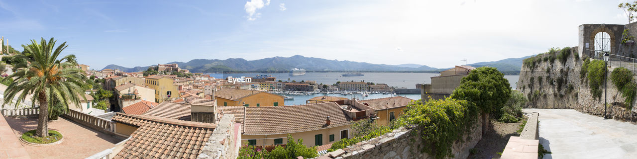 PANORAMIC VIEW OF BUILDINGS BY SEA