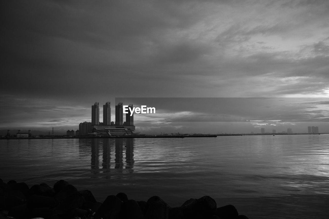 BUILT STRUCTURE IN SEA AGAINST SKY