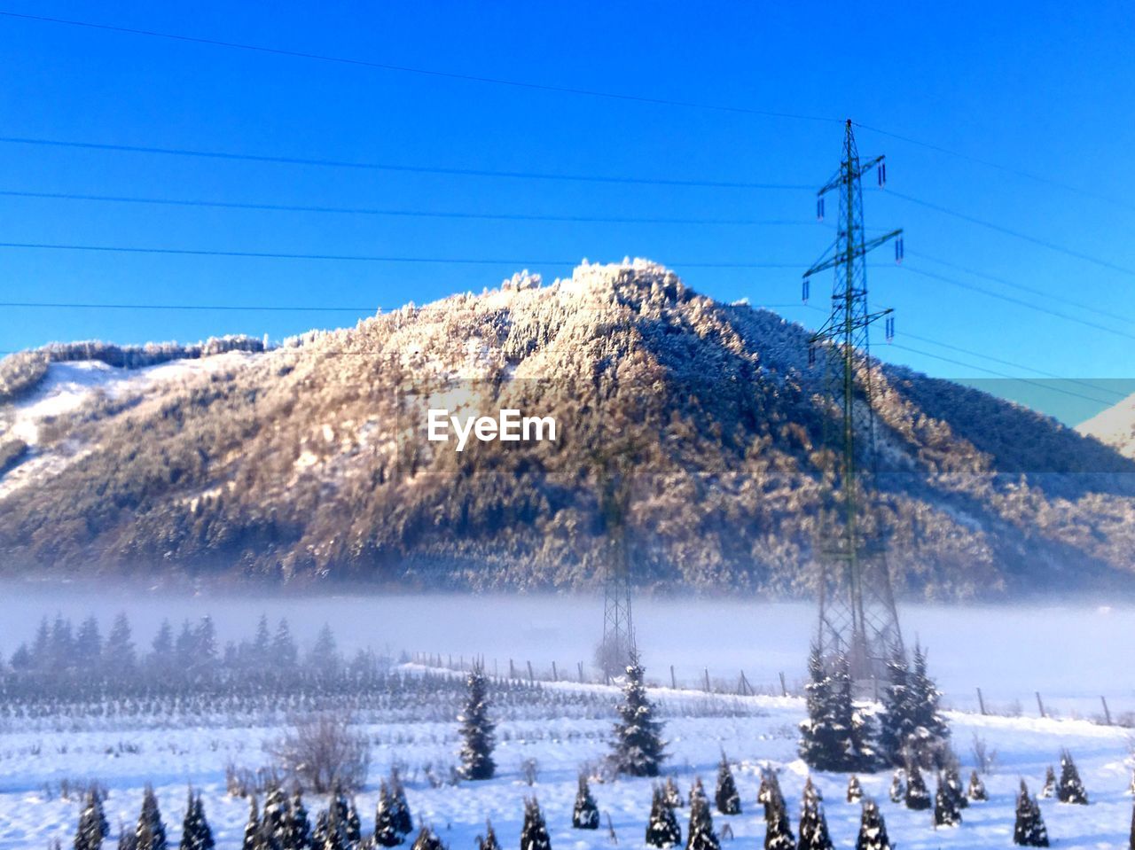 PANORAMIC VIEW OF SNOW COVERED LAND AGAINST SKY