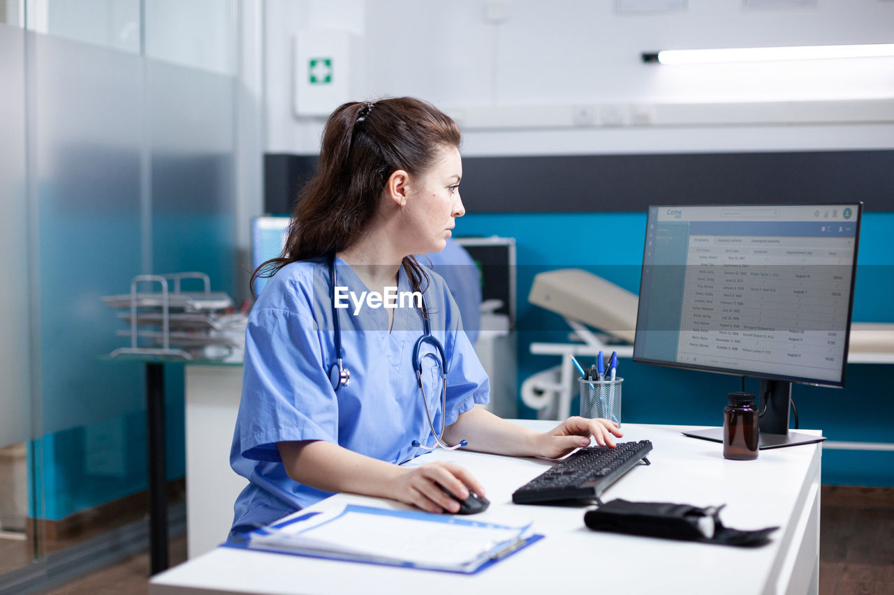 midsection of businesswoman working at table