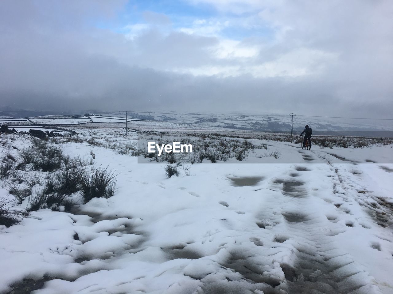 SCENIC VIEW OF SNOW COVERED LANDSCAPE AGAINST SKY DURING WINTER