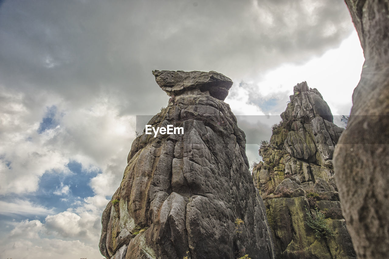 LOW ANGLE VIEW OF STATUE AGAINST SKY