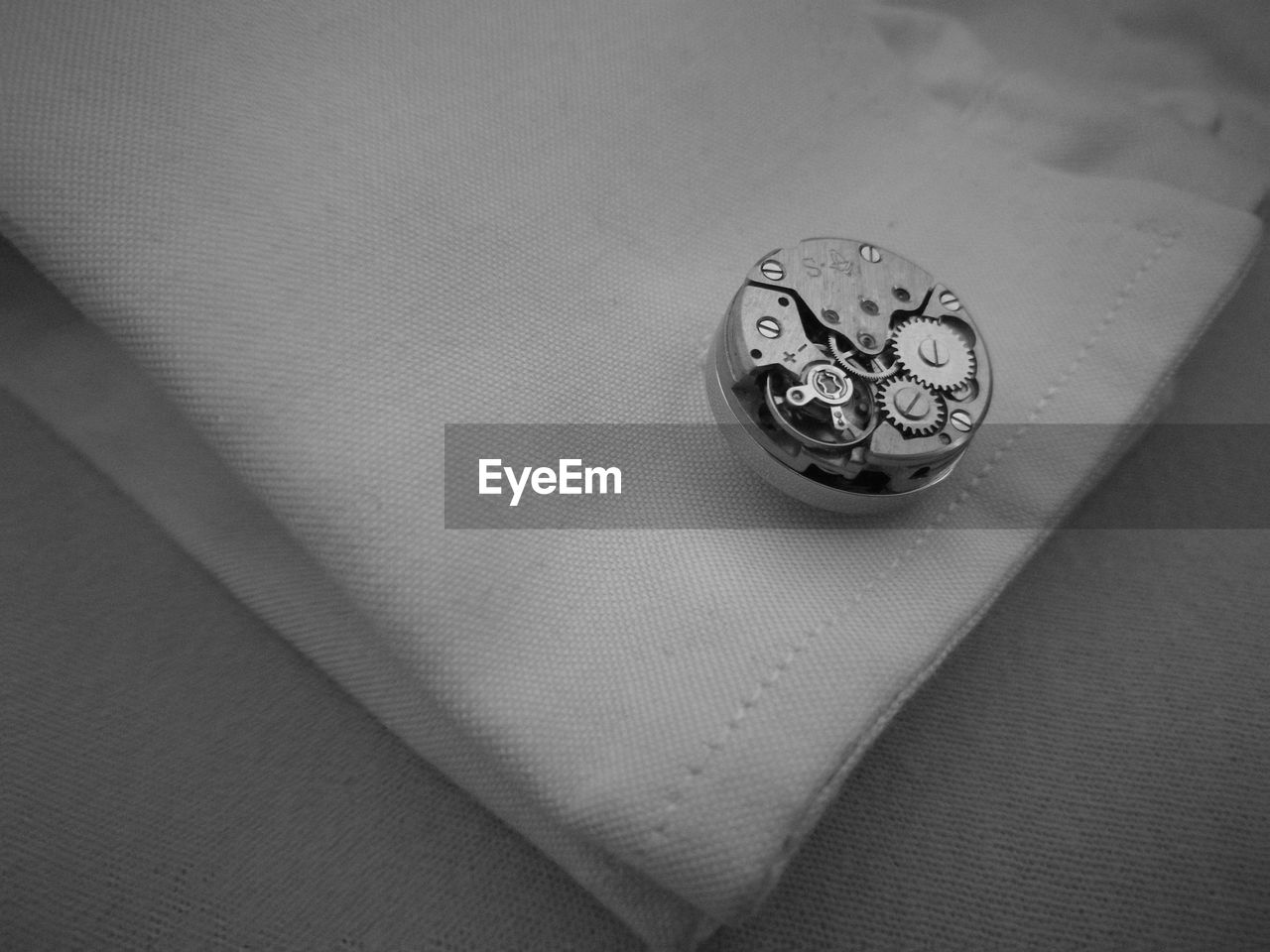 HIGH ANGLE VIEW OF WEDDING RINGS ON TABLE