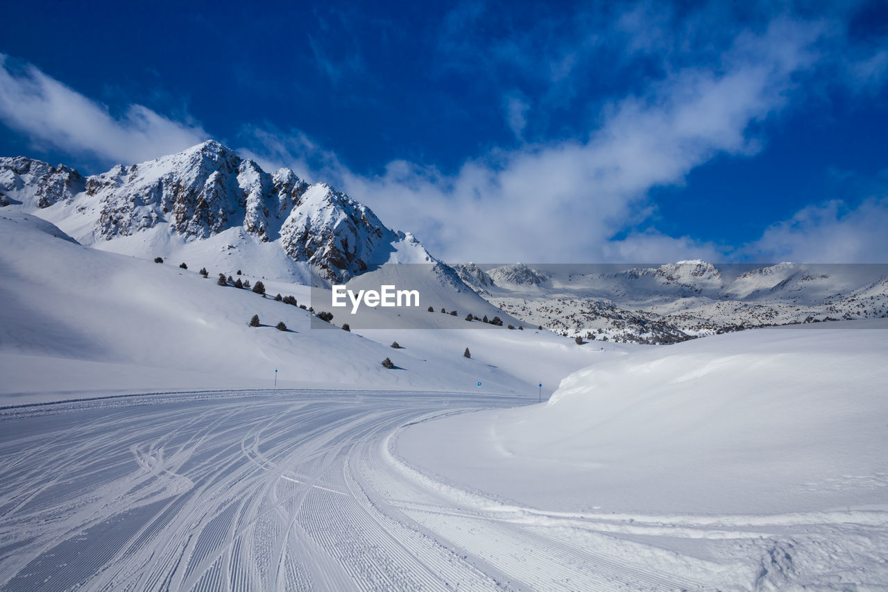 SCENIC VIEW OF SNOW COVERED MOUNTAIN AGAINST SKY