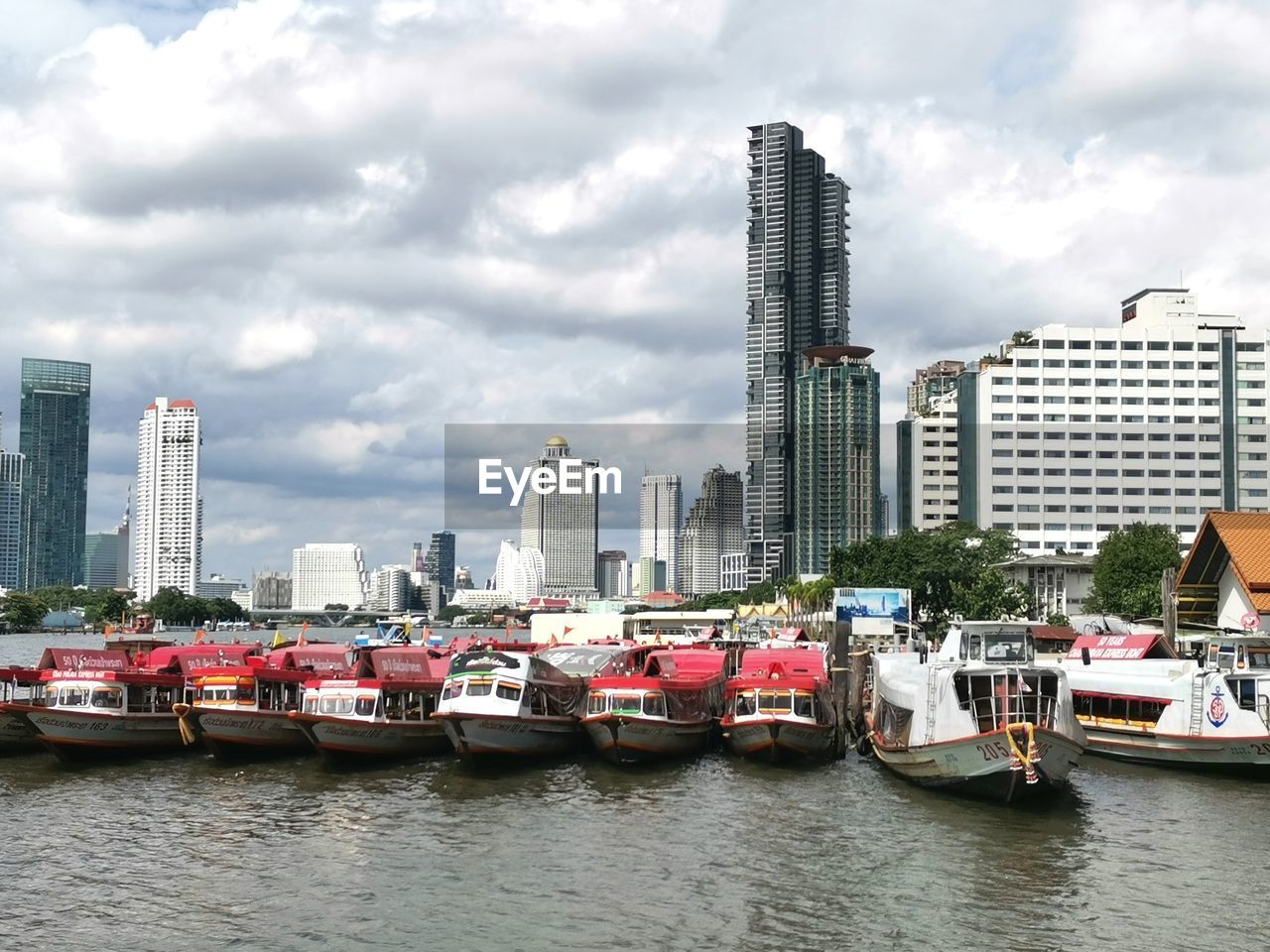 VIEW OF BUILDINGS IN CITY