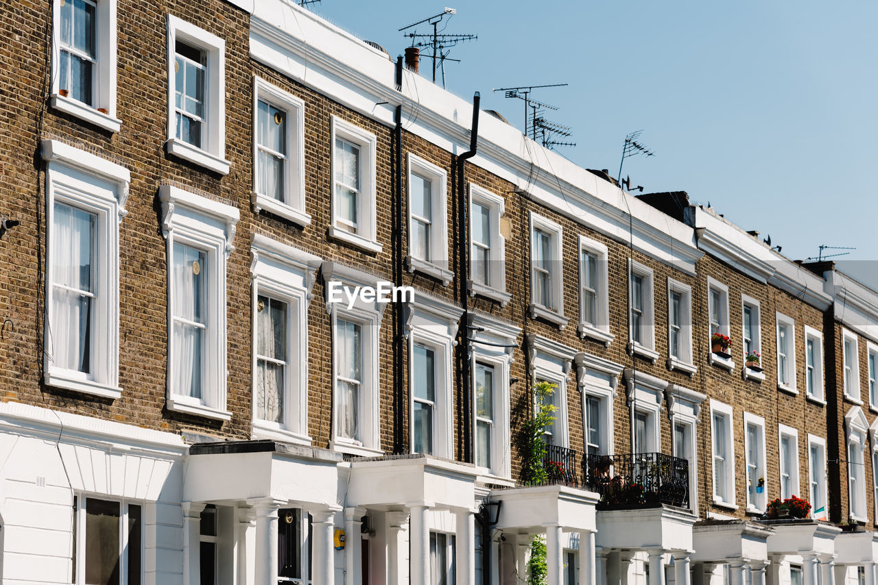 Townhouses with brick facade in notting hill, a district in west london in  kensington and chelsea