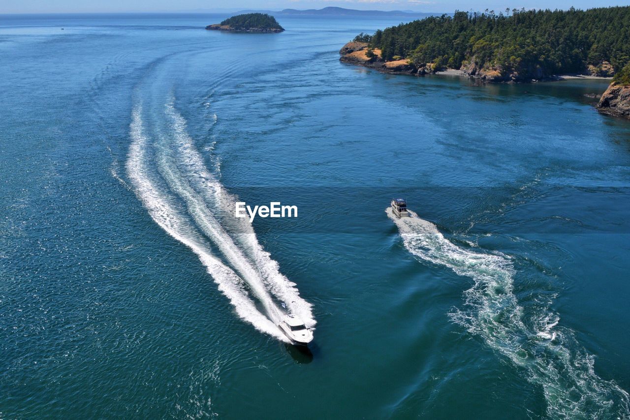 HIGH ANGLE VIEW OF SAILBOAT SAILING IN SEA AGAINST SKY