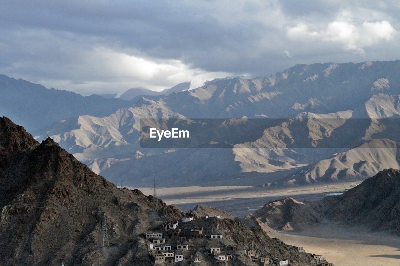 PANORAMIC VIEW OF SNOWCAPPED MOUNTAINS AGAINST SKY