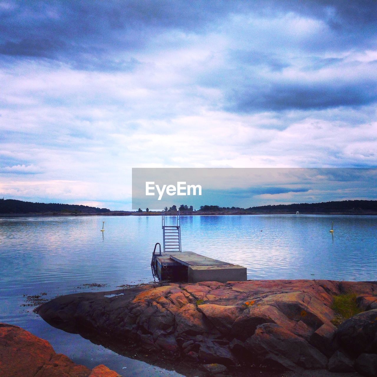 SCENIC VIEW OF ROCKS AT SEA AGAINST SKY