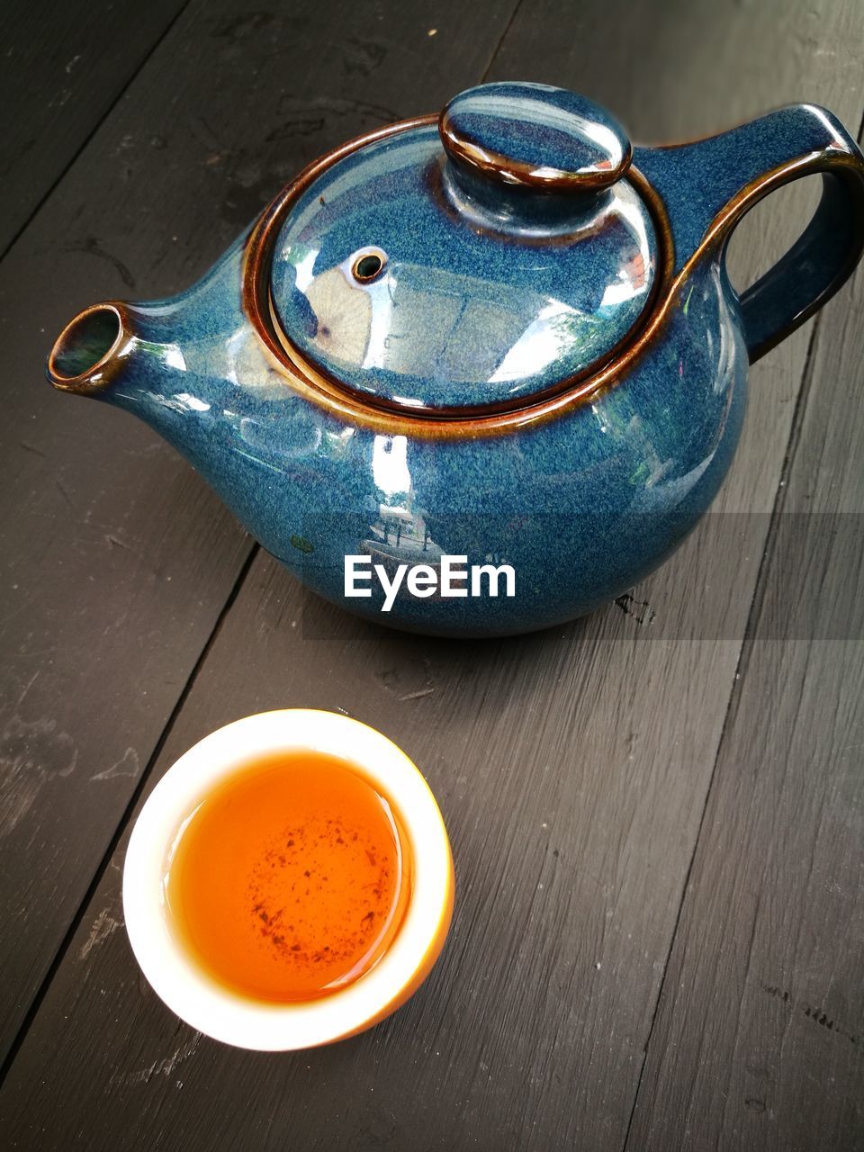 HIGH ANGLE VIEW OF TEA CUP ON TABLE AT HOME