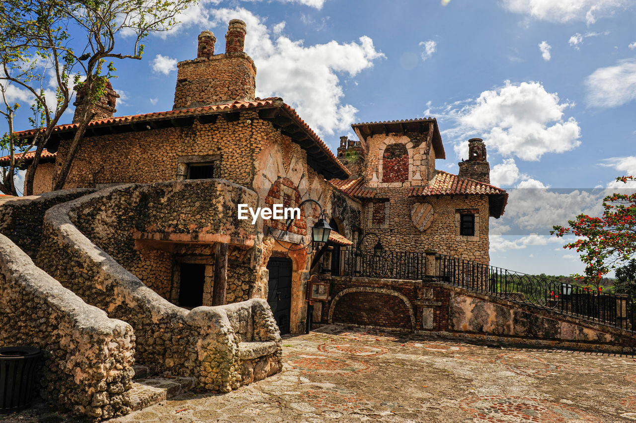 LOW ANGLE VIEW OF HISTORICAL BUILDING AGAINST SKY