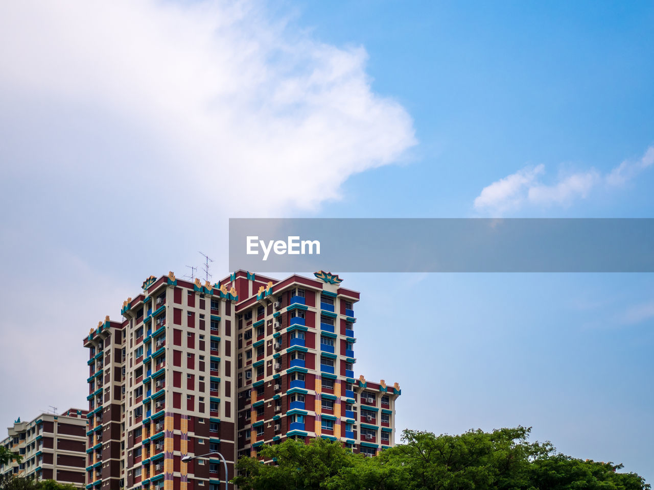 LOW ANGLE VIEW OF APARTMENT BUILDING AGAINST SKY