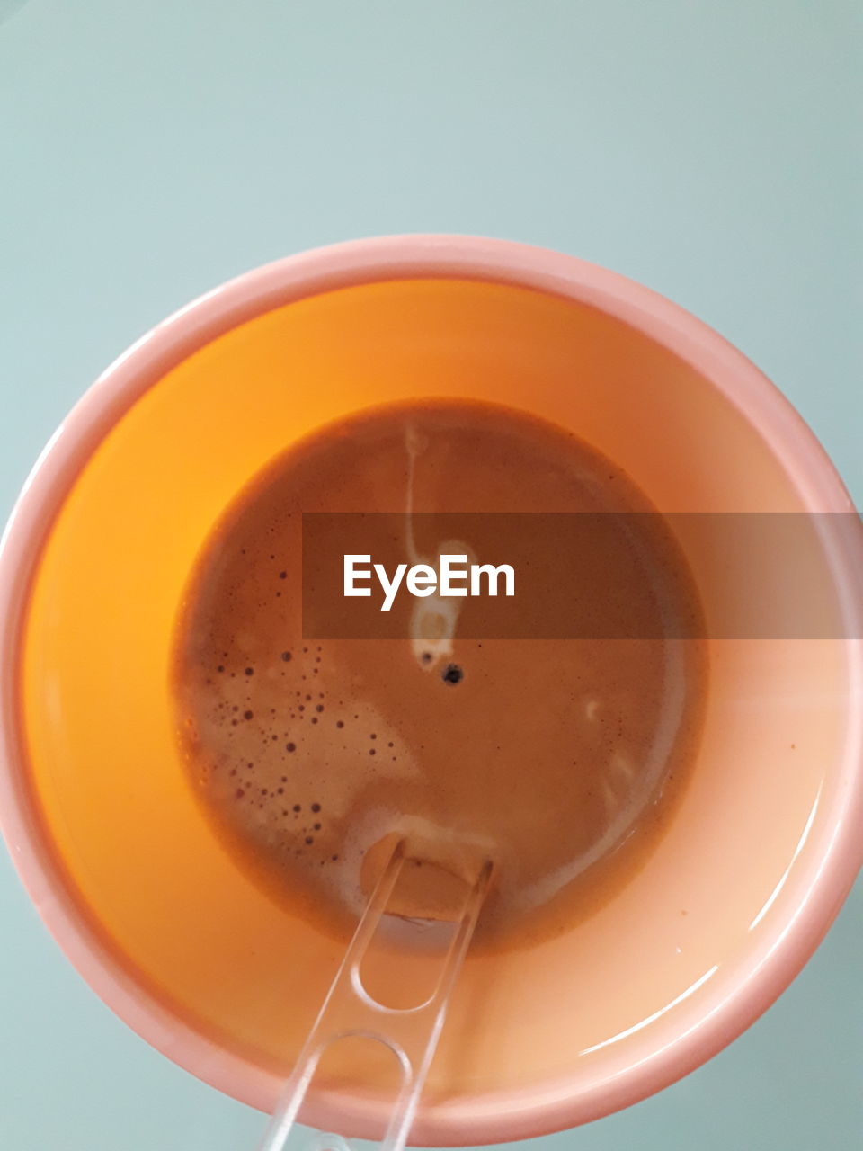 DIRECTLY ABOVE SHOT OF COFFEE CUP AGAINST WHITE BACKGROUND