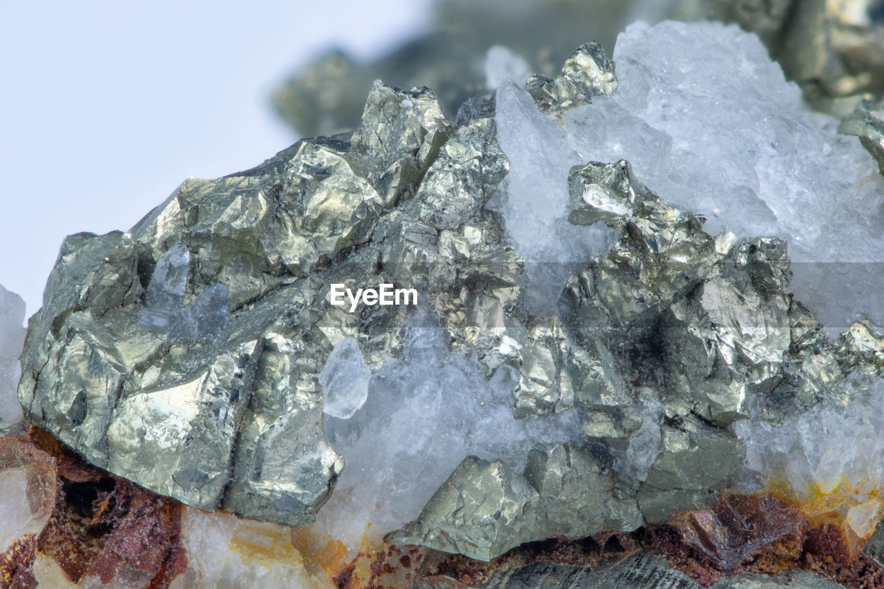 CLOSE-UP OF STONES ON ROCK