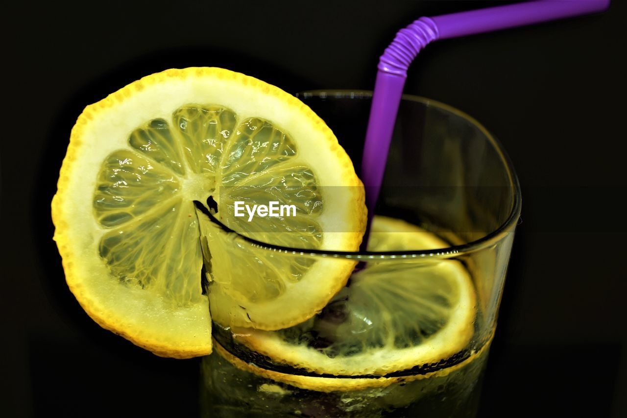 CLOSE-UP OF LEMON WITH DRINK
