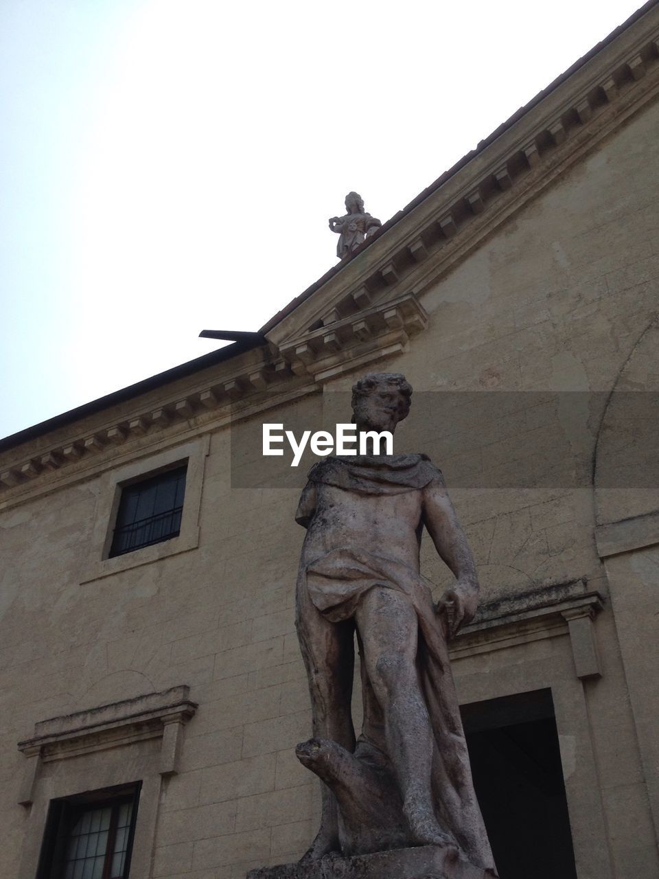 LOW ANGLE VIEW OF STATUE OF BUILDING