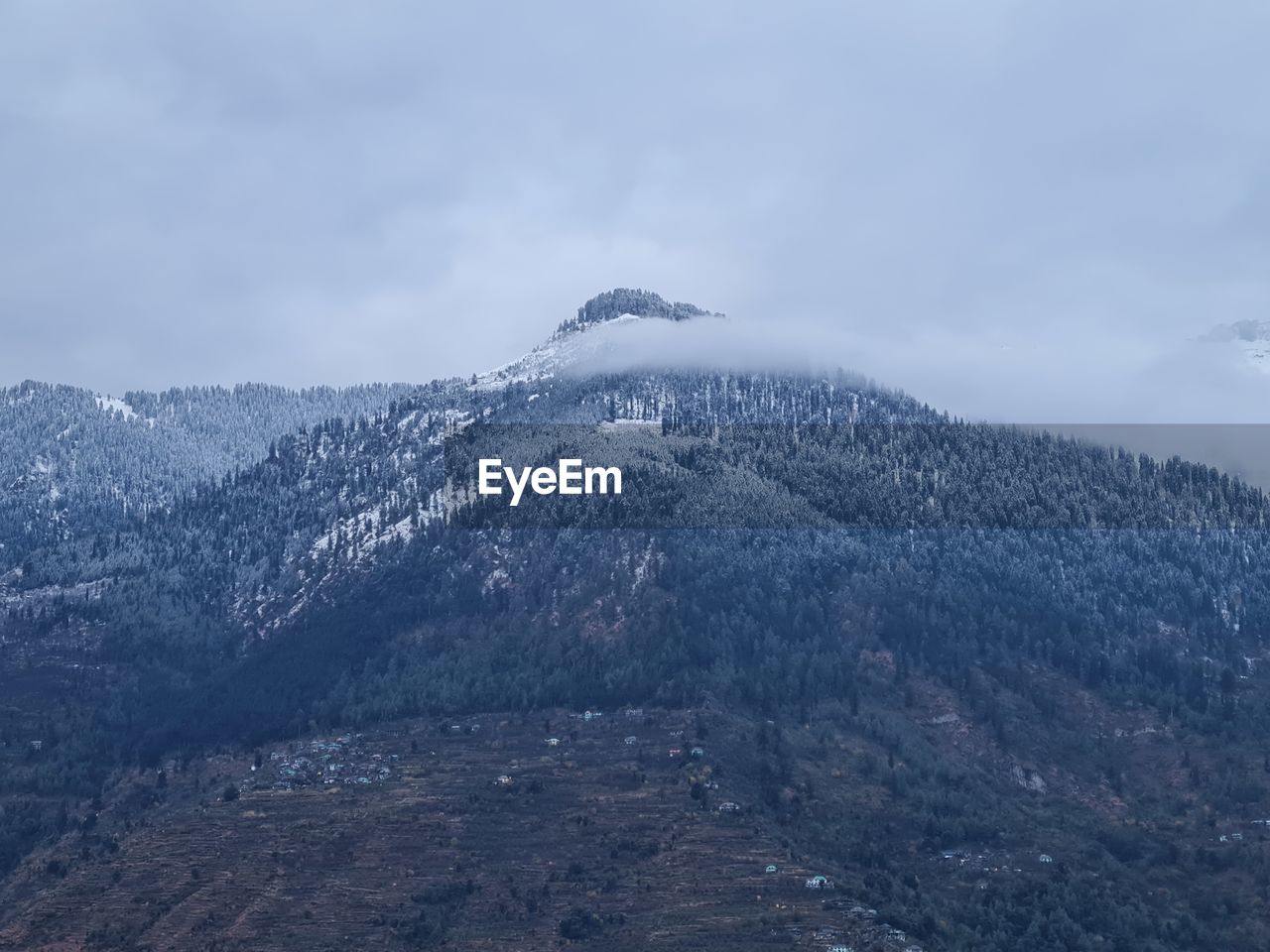 SNOWCAPPED MOUNTAIN AGAINST SKY