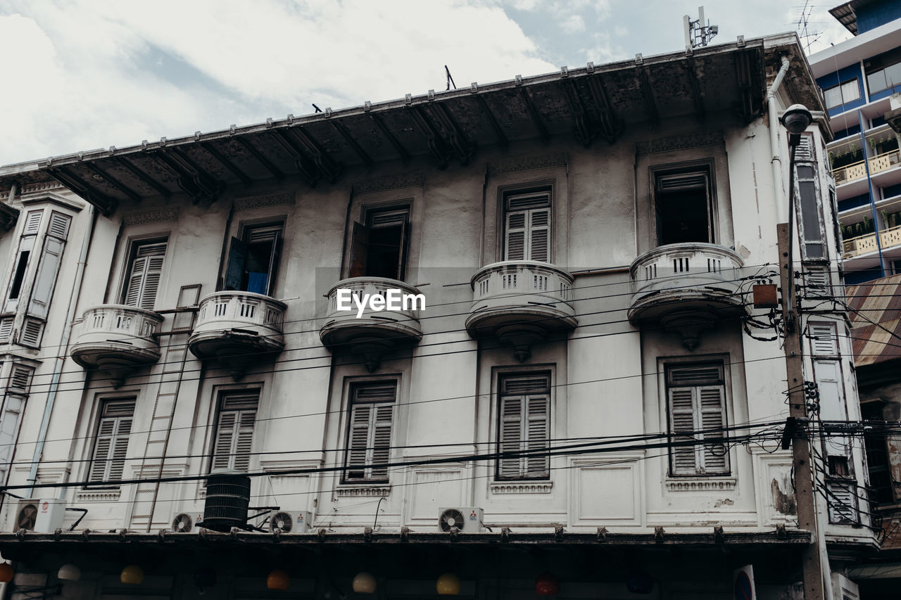 LOW ANGLE VIEW OF BUILDINGS AGAINST SKY