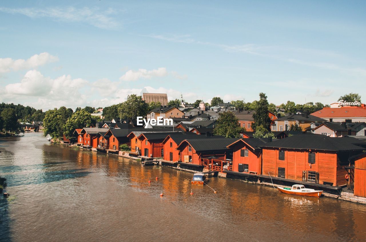 ARCH BRIDGE OVER RIVER AGAINST BUILDINGS