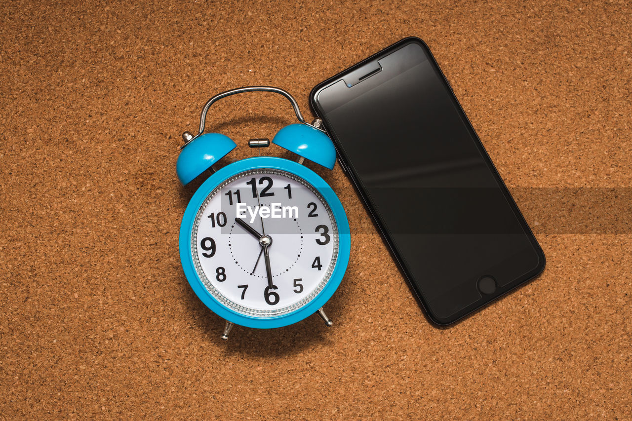 HIGH ANGLE VIEW OF CLOCK ON SMART PHONE