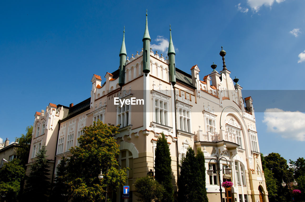 LOW ANGLE VIEW OF BUILDINGS AGAINST SKY