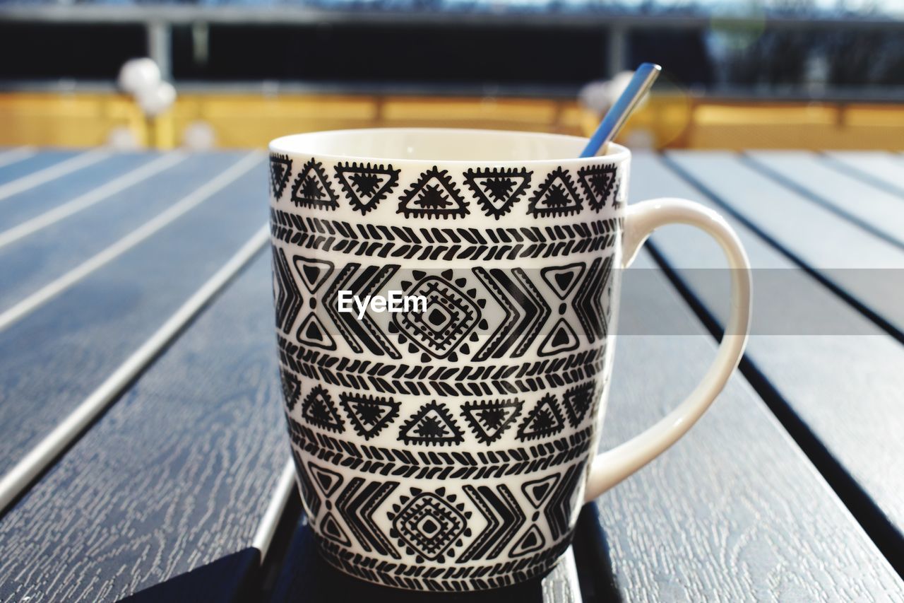 HIGH ANGLE VIEW OF COFFEE CUPS ON TABLE