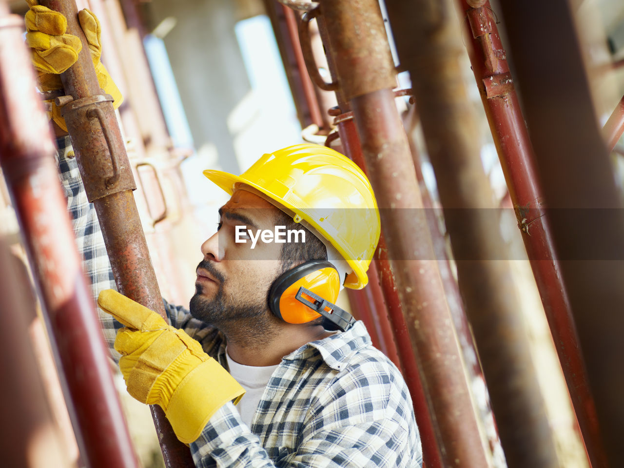 LOW ANGLE VIEW OF MAN WORKING ON CONSTRUCTION SITE