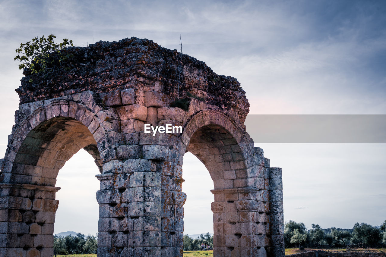 LOW ANGLE VIEW OF HISTORICAL BUILDING AGAINST SKY