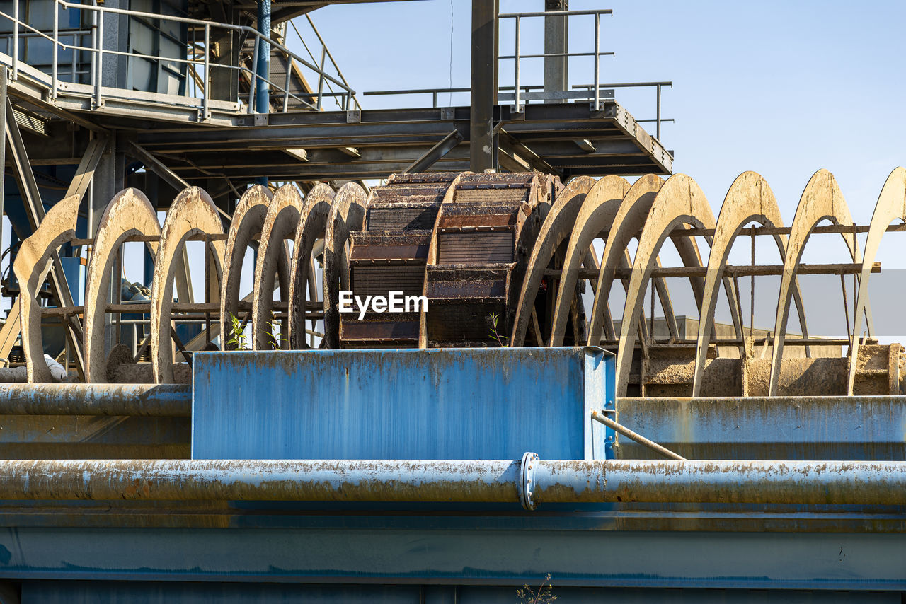 Cement mill sand dewatering machine and machine for transferring gravel, spoil for transport belts.